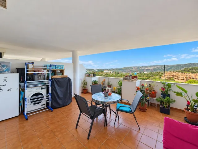 Apartamento de 2 dormitorios con vistas al mar, amplia terraza y aparcamiento en Hacienda Casares — 3