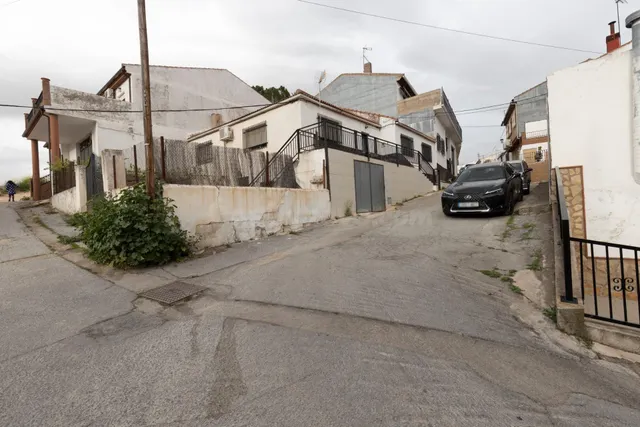 Título: Vivienda amplia con cochera y dos patios en zona cén - foto 2