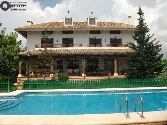 INMOBILIARIA TEJARES VENDE CHALET DE LUJO EN AGUASOL