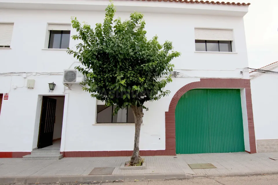 Casa con cochera en Valdelacalzada
