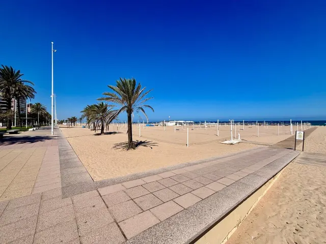 Apartamento en primera línea de playa de Gandia en residencial con piscina comunitaria, garaje y trastero. — 47