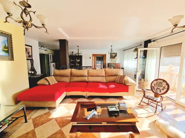 Chalet independiente de 4 dormitorios con amplia parcela en  - foto 2