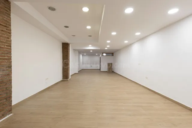 SE VENDE LOCAL TOTALMENTE REFORMADO EN PLENO CENTRO DE GRANADA (ALMONA DE SAN JUAN DE DIOS) — 3