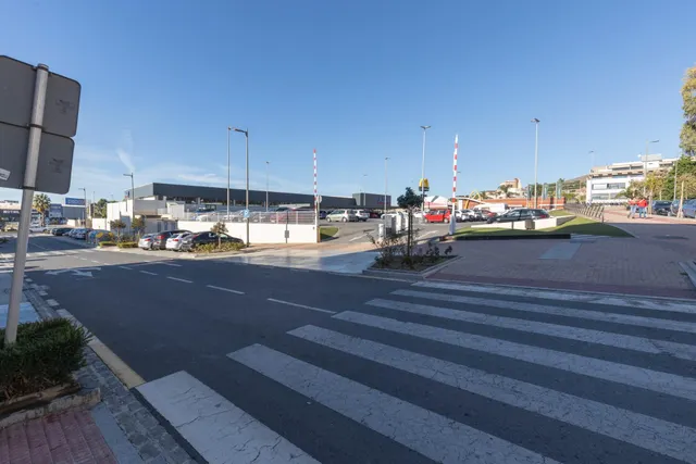 Local comercial 300m² en venta - Correos — 33
