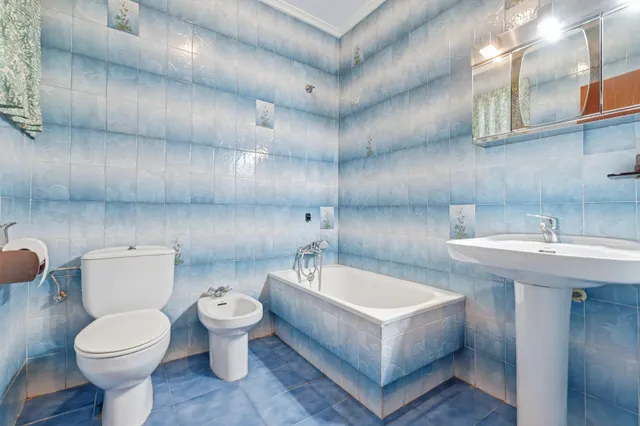 Casa de pueblo con gran potencial y amplios espacios — 7
