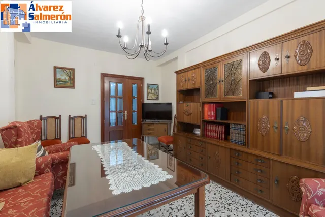 Piso de 3 dormitorios en calle milán, zaidín | muy luminoso y con gran potencial — 4