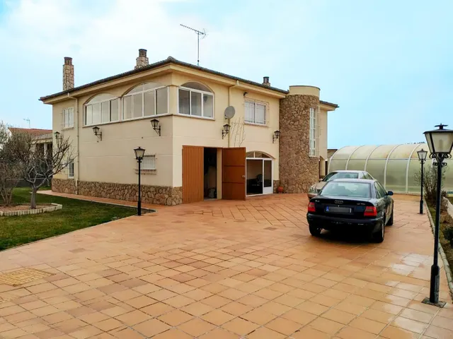 Urbis te ofrece un chalet independiente en venta en Castella
