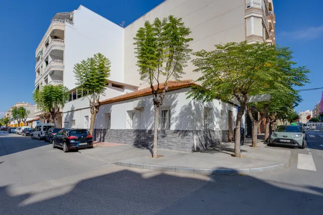 Exclusiva vivienda reformada en el corazón de Torrevieja con 3 amplios dormitorios — 39