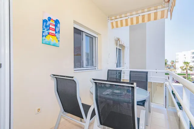 ¡Tu oasis junto a mar! Precioso piso de 2 dormitorios con terraza, piscina y garaje en Playa Poniente, Motril. — 2
