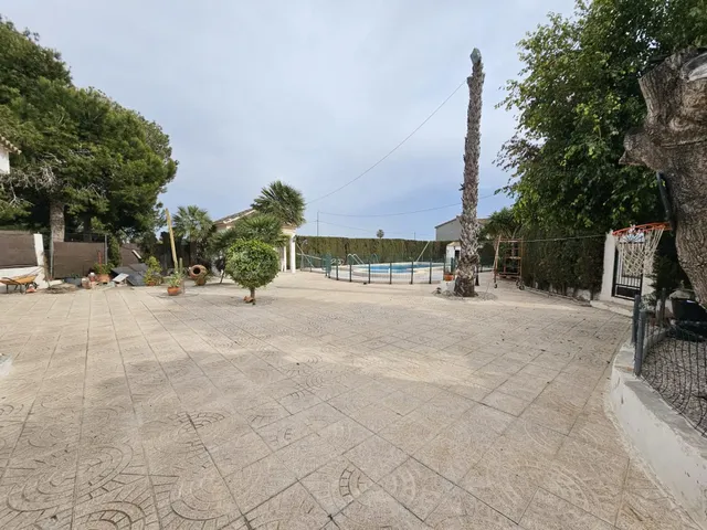 Amplia casa de campo con piscina, parcela y almacén - foto 4
