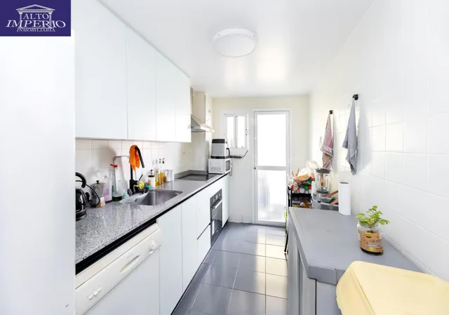 En Venta Piso de 4 dormitorios con ascensor, ideal para reformar a tu gusto. — 4