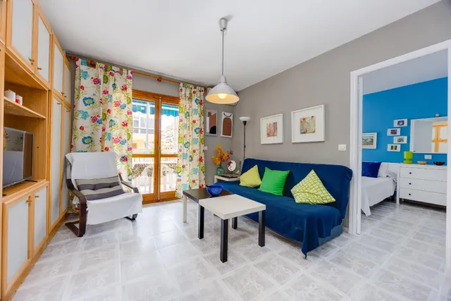 Apartamento semi reformado con orientación sur, vistas laterales al mar y piscina comunitaria. — 7