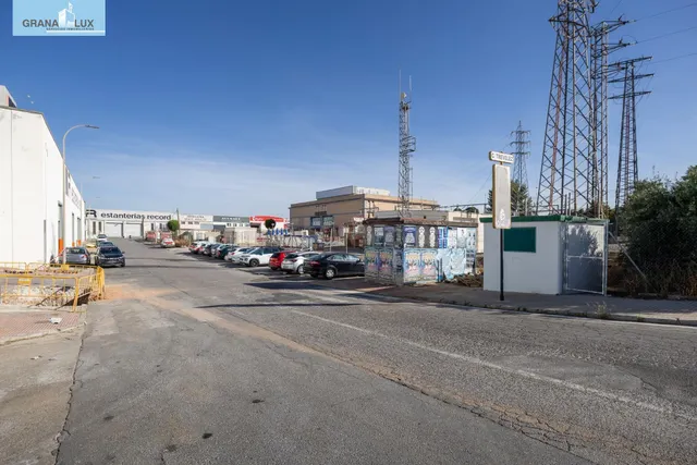 ¡Oportunidad Única! Amplia Nave Industrial en Albolote - foto 4