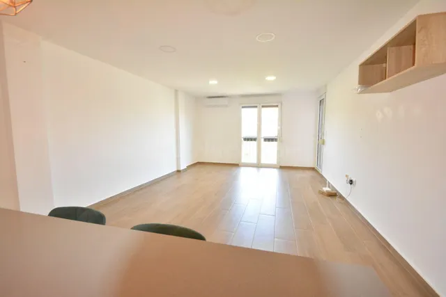 Gran apartamento reformado a 200 metros de la palya central  - foto 5