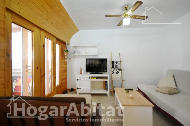 REFORMADO, ACOGEDOR CON TERRAZA EN PRIMERA LÍNEA DE PLAYA