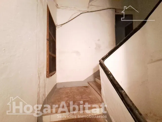 Extraordinaria finca con local comercial y múltiples posibilidades de reconversión a reformar en pleno centro — 34