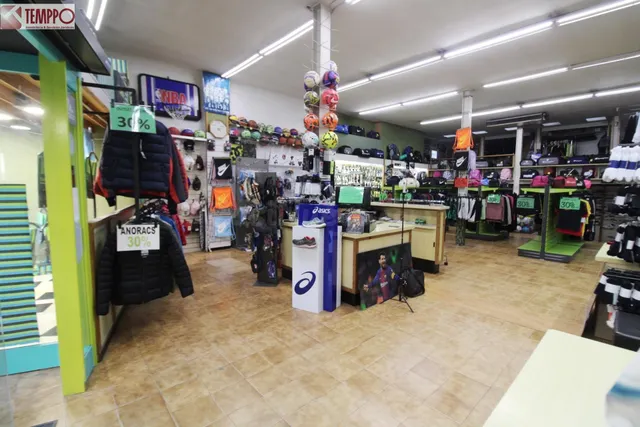 LOCAL COMERCIAL EN ALQUILER – CALLE CÉNTRICA CON GRAN ESCAPA - foto 3