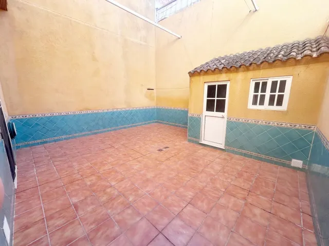 Casa adosada de dos plantas con patio en zona la fontanilla — 15