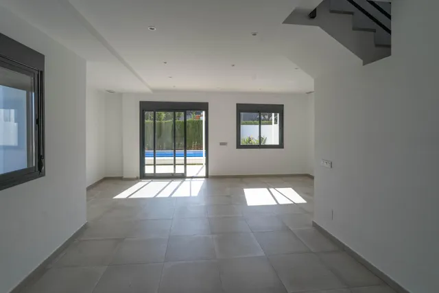 Chalet pareado con garaje, piscina y jardin — 7