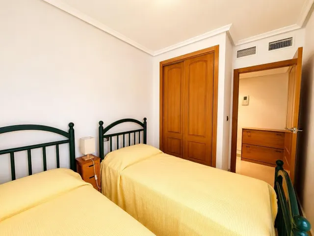 Ático dúplex con vistas frontales al mar y amplio solárium en Guardamar del Segura — 18