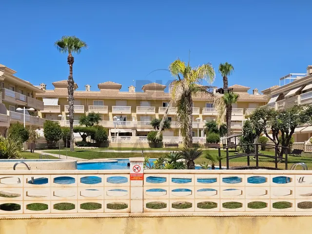PLANTA BAJA CON TRES DORMITORIOS Y FRENTE A LA PISCINA DE UN - foto 3
