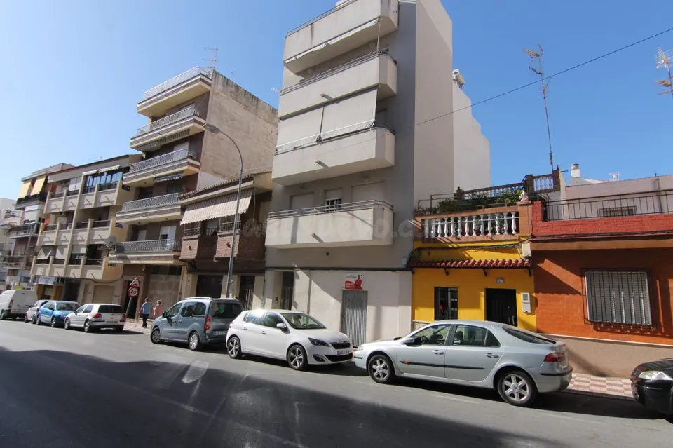 LOCAL CALLE CRUCES