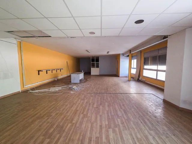 Edificio de tres plantas en alquiler en Barberá del Vallés — 13