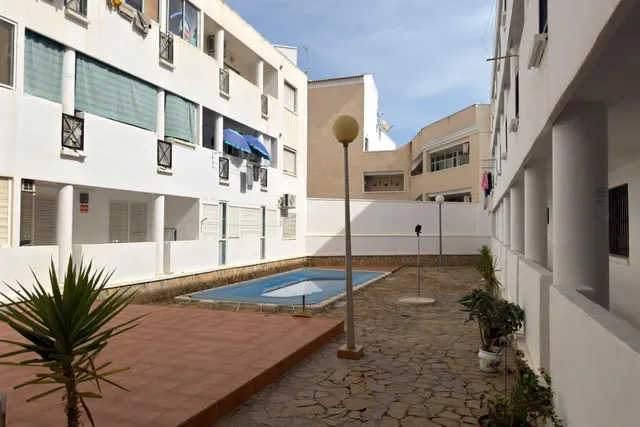 Estupendo apartamento con amplia terraza y piscina comunitaria, idoneo como vacacional, rodeado de todos los servicios — 22