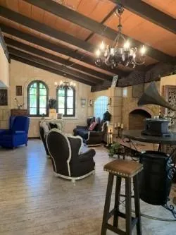 Villa de estilo mallorquín con amplio jardín de pinos en Cala Vinyes — 37