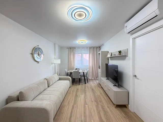 Apartamento totalmente reformado cerca de parque de las naciones con 2 dorm. 1 baño. con piscina. superficie 70 m2. — 31