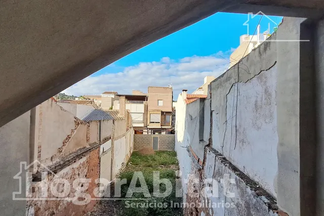 ¡OPORTUNIDAD INCREÍBLE! TERRENO URBANO AMPLIO Y CON COCHERA — 27