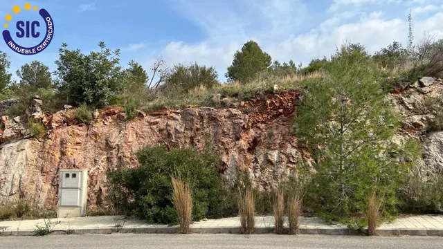 EXCELENTE PARCELA URBANA CON VISTAS DESPEJADAS Y BASTANTE PL - foto 2