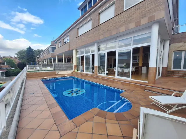 EXCLUSIVA CASA ADOSADA A TRES VIENTOS CON PISCINA PRIVADA EN - foto 5