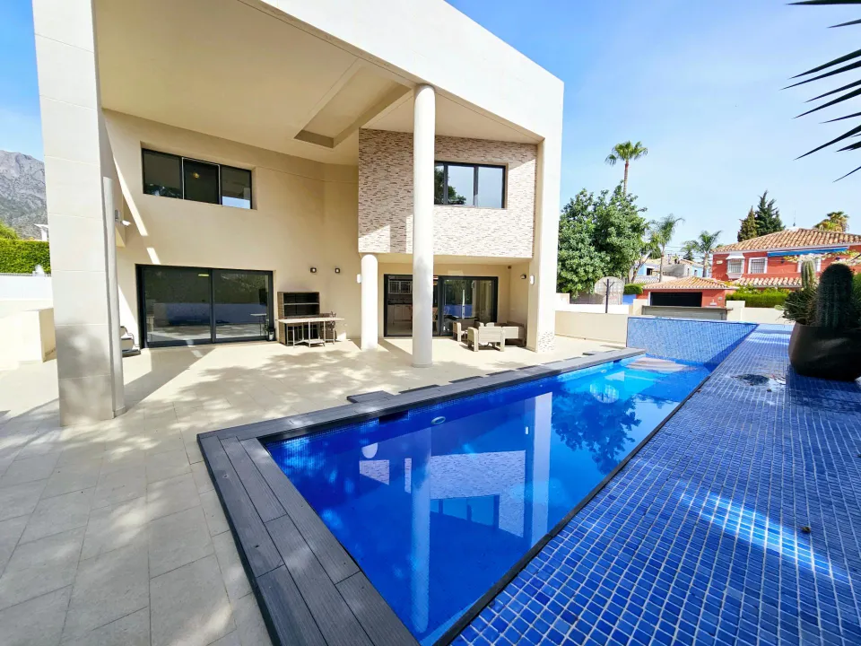 Excepcional villa independiente con piscina privada cerca del centro de Marbella – alquiler de larga temporada