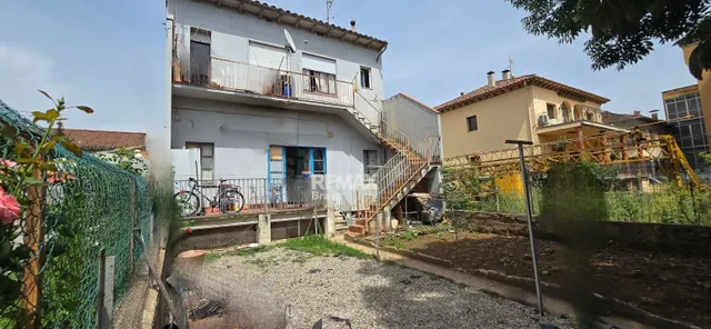 Olot | Casa con dos viviendas independientes, amplio jardín  - foto 4