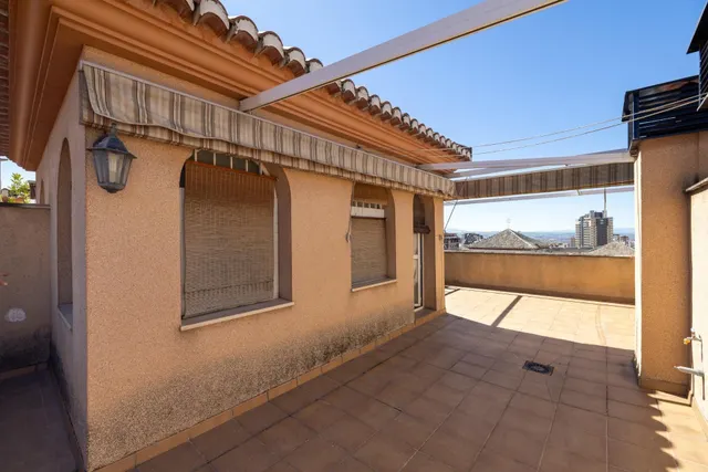 Espectacular casa unifamiliar en recinto cerrado en Granada capital — 48