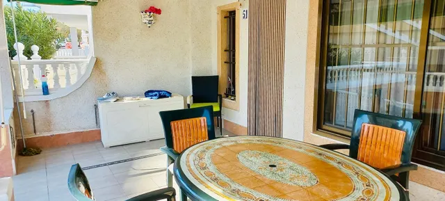 Bungalow con amplia terraza a pocos pasos de la playa y orientación Sur. — 7