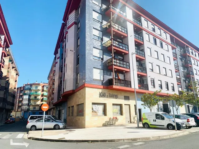 Em Miranda de Ebro, local de 96 m2 a la venta y/o alquiler