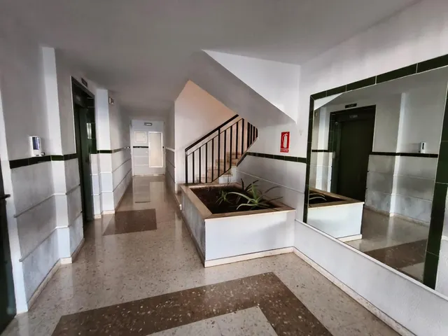 ¡Ideal para familias! Piso de 3 dormitorios con terraza, piscina y jardines en Torremolinos — 32