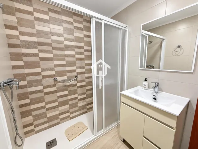 PISO EN VENTA EN ALICANTE. ZONA DE LA FLORIDA. 134m2 CON 4 habitaciones DOBLES, 2 BAÑOS COMPLETOS, TERCERA PLANTA CON ASCNESOR, TERRAZA Y DESPENSA. — 50