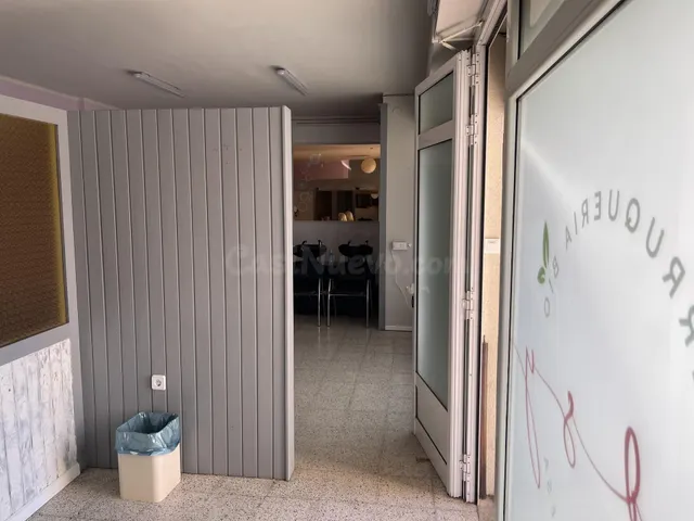 En venta local comercial + Garaje cerrado en Olot - foto 2