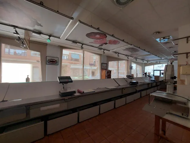 LOCAL ESQUINERO -AV. CATALUNYA- — 4