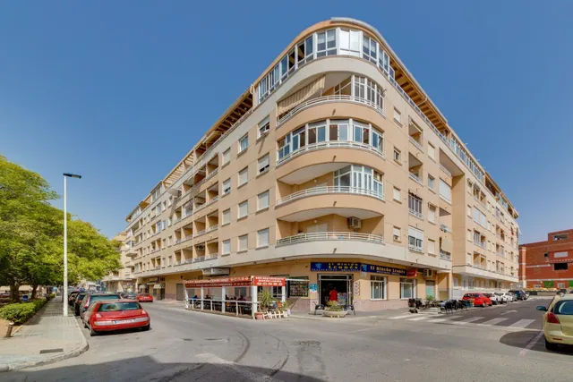 Encantador Apartamento de 2 dormitorios y 1 baño con piscina comunitaria — 35