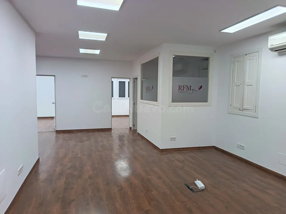 Amplia oficina de 185 m2 con 8 despachos en pleno centro de Palma