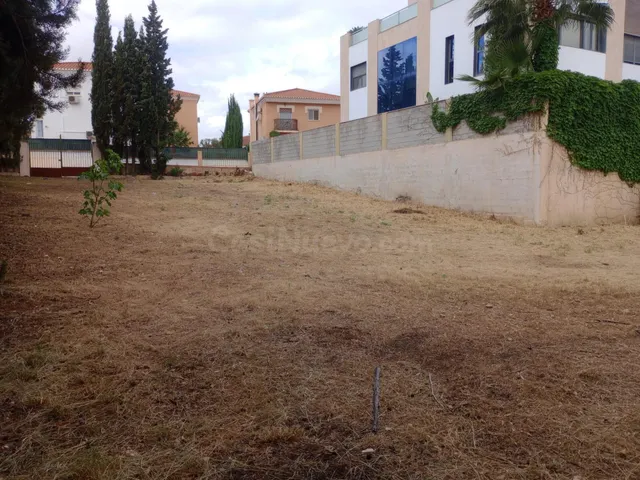 NO TRIBUTA IVA. Parcela urbana en esquina en Urbanización el