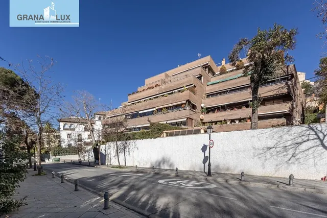 EXCLUSIVO PISO CON JARDÍN PRIVATIVO EN UNA DE LAS MEJORES URBANIZACIONES DE GRANADA — 48
