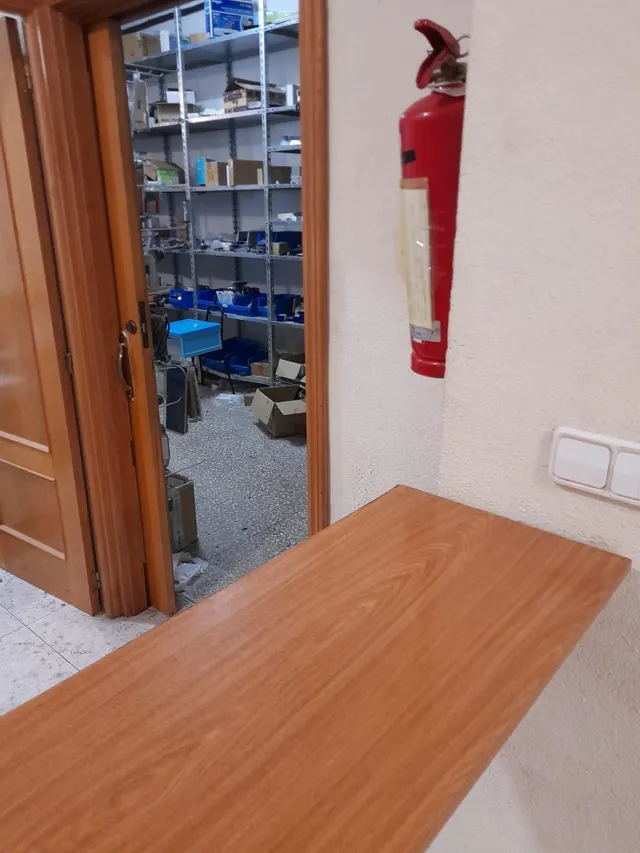 SE VENDE LOCAL /  BUENA ZONA /ZONA CAROLINAS — 7