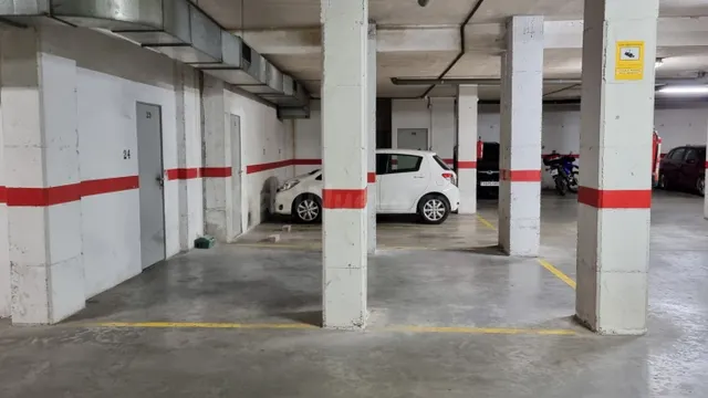 GRAN PLAZA DE APARCAMIENTO PROTEGIDA POR COLUMNAS Y CON CUAR - foto 3