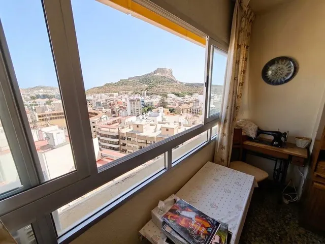 Amplia vivienda de 159 m2 con vistas panorámicas a los dos castillos de Alicante y plaza de garaje — 18