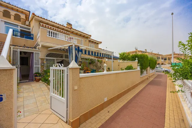 Bungalow de 2 dormitorios y piscina comunitaria en Orihuela Costa — 8